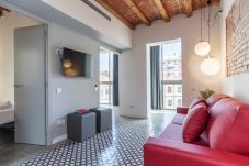 Design apartment with 3 bedrooms and access to the shared terrace in the center of Barcelona