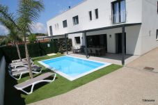Garden and private pool of the holiday rental house Villa Milos in Cambrils