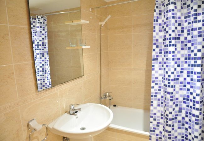 Bathroom from townhousr in Cambrils Bathroom on the first floor of the tourist accommodation tarongers