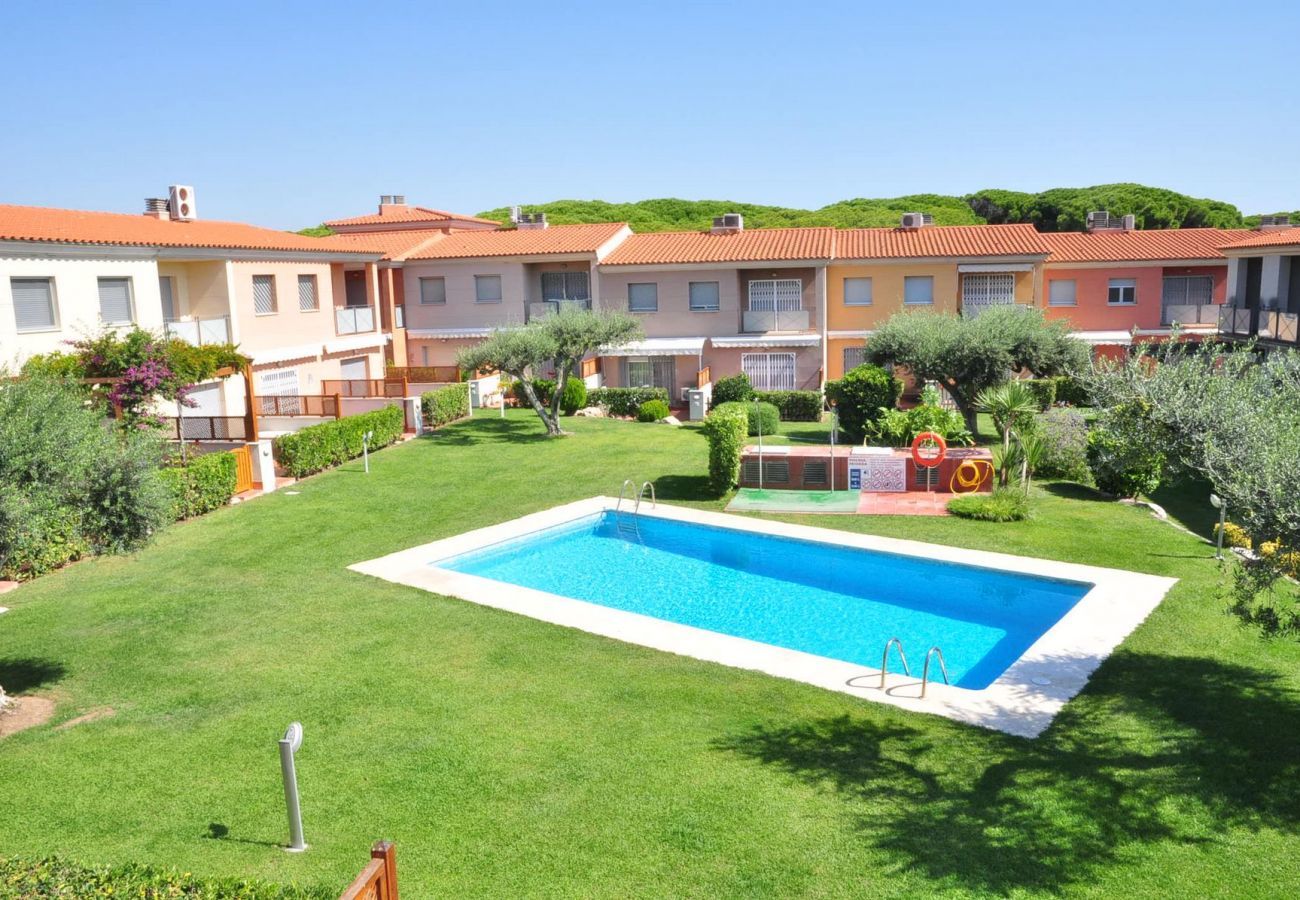 Pool with garden at Tarongers house on the Costa Dorada Garden area with swimming pool of tourist accommodation in Cambrils