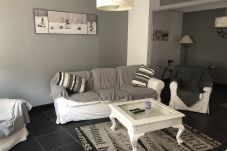 Location aux Sables d'Olonne - Séjour avec canapé confortable